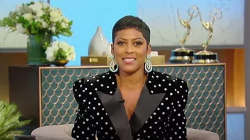 Balmain Dotted Velvet Jacket porté par Tamron Hall tel que vu dans Tamron Hall Show le 2 octobre 2023