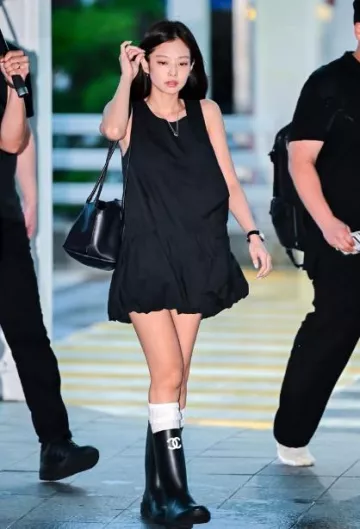 Botas de lluvia con logotipo de Chanel usadas por Jennie Kim en el aeropuerto de Incheon el 10 de agosto de 2023