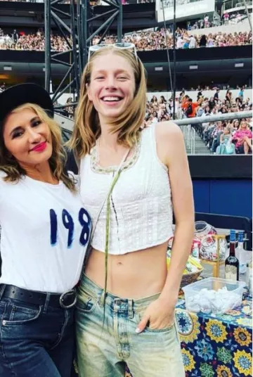 Con top de Jean Adeline usado por Hunter Schafer Taylor Swift en el concierto del 9 de agosto de 2023
