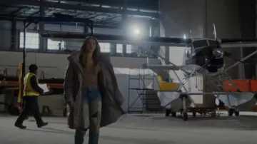 Dark Long Puffer porté par Madison Van Camp (Emilia McCarthy) vu dans SkyMed (S02E01)