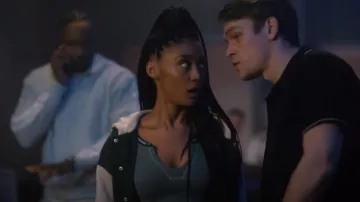 Out From Under Go For Gold Seamless Top porté par Lexi (Mercedes Morris) vu dans SkyMed (S02E01)