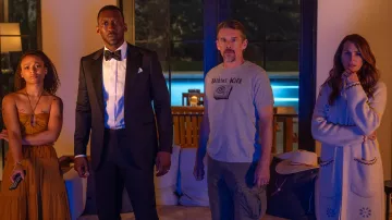 Camiseta Bikini Kill en gris usada por Clay Sandford (Ethan Hawke) como se ve en la película Leave the World Behind