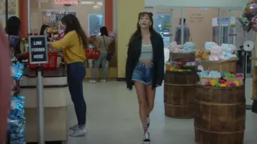 Escroquerie transparente Urban Outfitters Large Whimmet portée par Sarah (Maggie Q) comme on le voit dans Pivoting (S01E05)