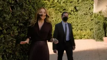 Proenza Schouler Label Jupe plissée en faux cuir portée par Bradley Jackson (Reese Witherspoon) vue dans The Morning Show (S03E05)
