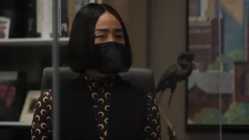 Marine Serre Tan All Over Moon Col roulé porté par Stella Bak (Greta Lee) comme on le voit dans The Morning Show (S03E05)