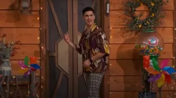 Asos diseño Boxy Oversized Shirt usado por Parker Preston (Trevor Tordjman) como se ve en BUNK'D (S07E01)