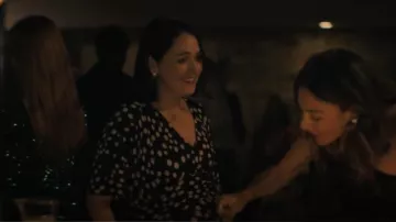 Vestido lápiz Asos Design Midi Plisse usado por Kate (Emma Sidi) como se ve en Starstruck (S03E02)