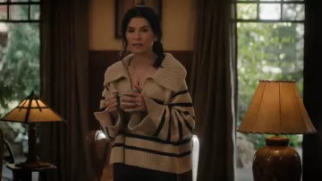 Khaite Evi V-neck Striped Pull porté par Laura Peterson (Julianna Margulies) comme vu dans The Morning Show (S03E05)