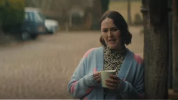 Heartbreak Oversized Heart Print Cardigan porté par Kate (Emma Sidi) vu dans Starstruck (S03E04)