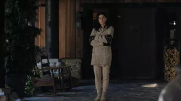 Khaite Johannes Cardigan en cachemire surdimensionné porté par Laura Peterson (Julianna Margulies) comme on le voit dans The Morning Show (S03E05)