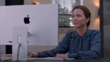 Blusa Reiss Kalisa usada por Margaret (Kelli Williams) como se ve en Found (S01E01)