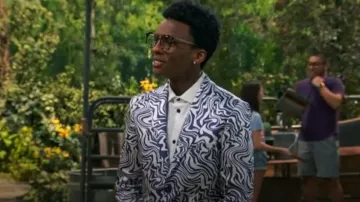 Boohoo Marble Print Blazer en plata usado por Noah Lambert (Israel Johnson) como se ve en BUNK'D (S07E05)