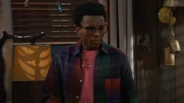 Camisa de gran tamaño Asos 90s en Rainbow Check usada por Noah Lambert (Israel Johnson) como se ve en BUNK'D (S07E06)