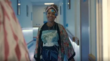 Cyberjammies Skye Celestial Print Pj Set usado por Lisa (Antonia Thomas) como se ve en Still Up (S01E04)