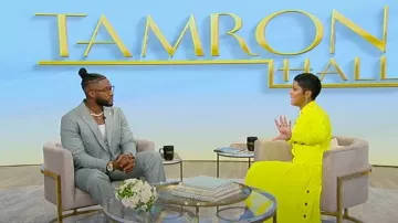 Proenza Schouler Robe chemise en satin mat écrasé à manches longues portée par Tamron Hall telle que vue au Tamron Hall Show le 3 octobre 2023