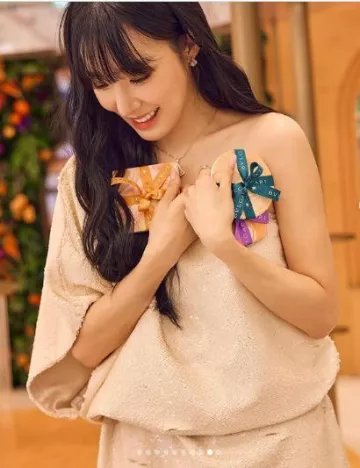 Bvlgari Divas’ Dream 18K Rose Gold, Mother-of-Pearl & Diamond Earrings worn by Tiffany Young at Bvlgari Allegra Event on August 7, 2023