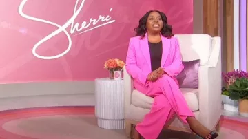 Escarpins en cuir avec logo Moschino portés par Sherri Shepherd vus à Sherri le 3 octobre 2023