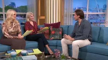 Reiss Phillipa Animal Print Neck Tie Blouse portée par Holly Willoughby comme vu dans This Morning on October 3, 2023