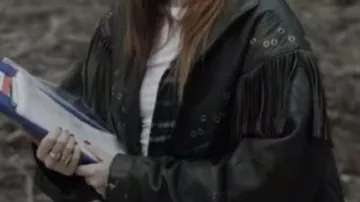 Chaqueta de flecos de cuero negro usada por Carla (May Kelly) como se ve en los atuendos de la película Mary Had a Little Lamb