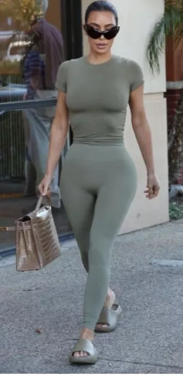 T-shirt Skims Soft Smoothing porté par Kim Kardashian à West Los Angeles le 4 août 2023