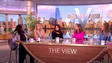 Gilet Simkhai Kona porté par Sara Haines comme vu dans The View le 2 octobre 2023