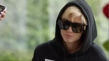 Louis Vuitton Ac­etate LV Link Square Sun­glass­es worn by Dixie D'Amelio as seen in The D'Amelio Show (S03E05)