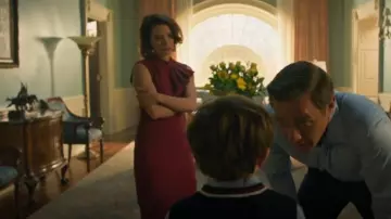 Femme de Carriere Robe à volants avant en magenta portée par Sœur Ruth (Lara Jean Chorostecki) vue dans Chucky (S03E01)