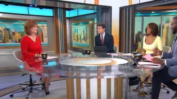 Calvin Klein Crêpe Bell Sleeve Robe portée par Anna Werner comme vu dans CBS Mornings le 3 octobre 2023