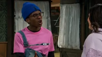 Ps Paul Smith Camiseta de algodón con estampado gráfico usada por Noah Lambert (Israel Johnson) como se ve en BUNK'D (S07E04)