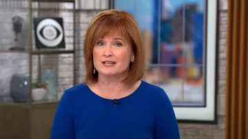 Calvin Kelin Bell Sleeve Sleeve Sheath Dress with Embellishments porté par Anna Werner comme vu dans CBS Mornings le 4 octobre 2023