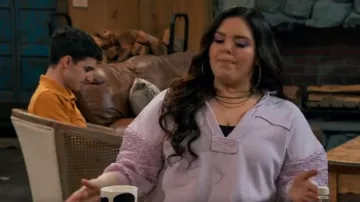 Jersey Spin del Movimiento de la Gente Libre usado por Lou Hockhauser (Miranda May) como se ve en BUNK'D (S07E04)