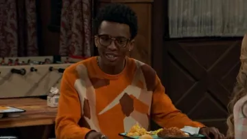 Pull à col rond du club de tennis par Puma porté par Noah Lambert (Israel Johnson) comme vu dans BUNK’D (S07E11)