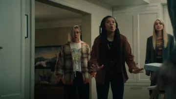 Obey Lola Cardigan porté par Emma Meyer (Lizze Broadway) vu dans Gen V (S01E04)
