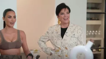 Schiaparelli Sketch Printed Double Breasted Blazer usado por Kris Jenner como se ve en The Kardashians (T04E02)