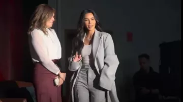 Manteau de coton surdimensionné Vetements porté par Kim Kardashian dans The Kardashians (S04E02)