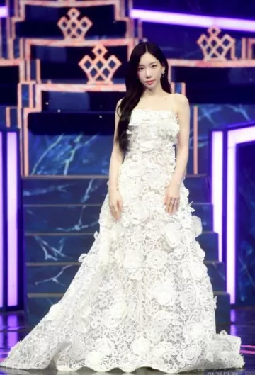 Tasaki Comet Plus Diamond Pave Earrings worn by Taeyeon at Queendom Puzzle Photo Event for Live Broadcast post on July 23, 2023