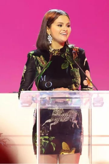 Robe de cocktail en velours imprimée manches longues Monse portée par Selena Gomez lors de la soirée bénéfice du Rare Impact Fund le 4 octobre 2023