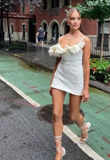 Magda Butrym Double Flower Heel Sandals in Ivory portée par Olivia Culpo sur son post Instagram le 22 juillet 2023
