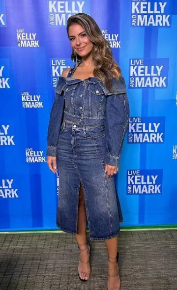 Falda midi de mezclilla con paneles de Alexander Mcqueen usada por Maria Menounos en Live with Kelly & Mark publicado el 21 de julio de 2023