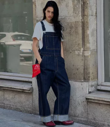 Peto denim Kenzo x Levi's usado por Amelia Gray Hamlin en París, el 4 de octubre de 2023