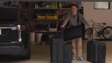 Zapatillas Vans en azul usadas por Percy Becker (Andrew Barth Feldman) como se ve en la película No Hard Feelings