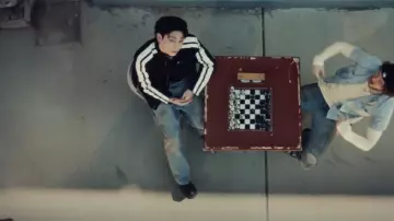Vaqueros oversize de Acne Studios Light Wash Blue Dirty usados por Jungkook en el MV oficial de 정국 (Jung Kook) '3D (feat. Jack Harlow)'