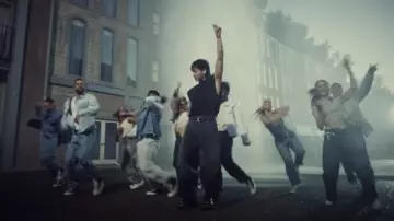 Vaqueros holgados Black Left Weave de Balenciaga usados por Jungkook en el MV oficial de 정국 (Jung Kook) '3D (feat. Jack Harlow)'