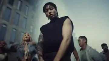 Camiseta Balenciaga Black Pierced Collar usada por Jungkook en el MV oficial de 정국 (Jung Kook) '3D (feat. Jack Harlow)'
