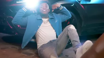 Vaqueros MX1 de Amiri Clay Indigo & White Suede usados por Yungeen Ace en Did It First (Video Musical Oficial)