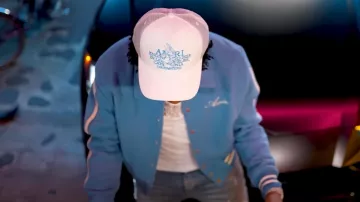 Sombrero de camionero Amiri White Pegasus usado por Yungeen Ace en Did It First (Video musical oficial)