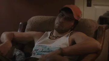 Camiseta sin mangas de algodón de H&M usada por Jeffrey Manning (Julian Acosta) como se ve en A Teacher (T01E07)