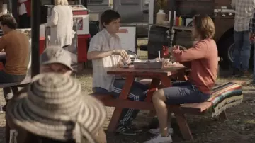 Pantalones de rayas cónicas Adidas usados por Eric Walker (Nick Robinson) como se ve en A Teacher (S01E07)