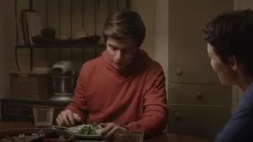 Sudadera con capucha roja de H&M usada por Eric Walker (Nick Robinson) como se ve en A Teacher (T01E07)