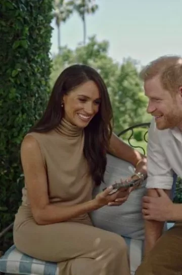 Bleusalt la jupe tube en chameau portée par Meghan Markle lors de l’annonce des gagnants du Responsible Technology Youth Power Fund le 2 août 2023